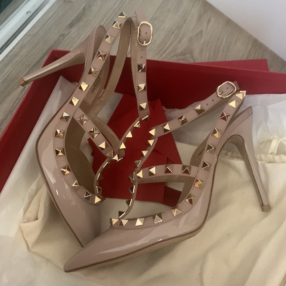 VALENTINO GARAVANI
Rockstud Patent Leather Ankle.
Strap Pumps - Picture 4 of 7